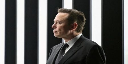 esta es la imagen de Elon Musk asistiendo a la ceremonia de apertura de la nueva Gigafábrica de Tesla para automóviles eléctricos en Gruenheide, Alemania, el 22 de marzo de 2022