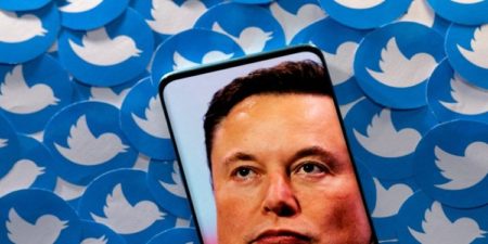 Se ve una imagen de Elon Musk en un teléfono inteligente colocado en los logotipos impresos de Twitter en esta ilustración tomada el 28 de abril de 2022.