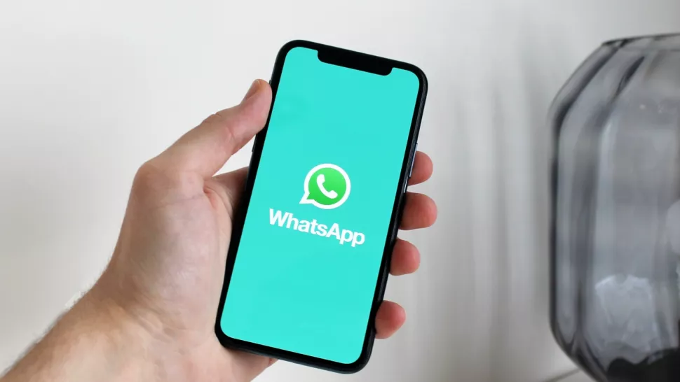 Esta es una imagen de un teléfono inteligente que muestra a un usuario abriendo WhatsApp